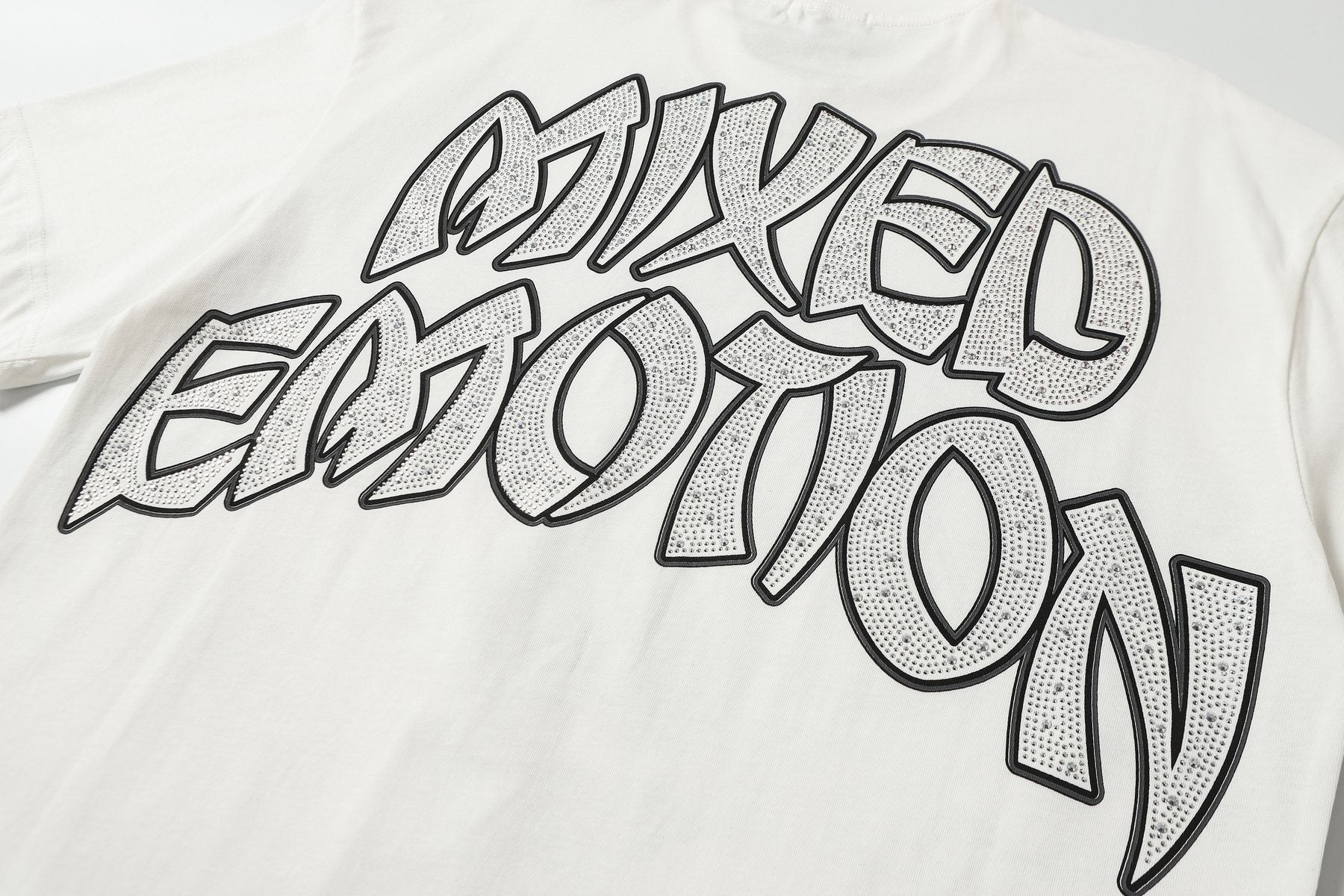 MIXED EMOTION Angel Graphic T-Shirt — detail