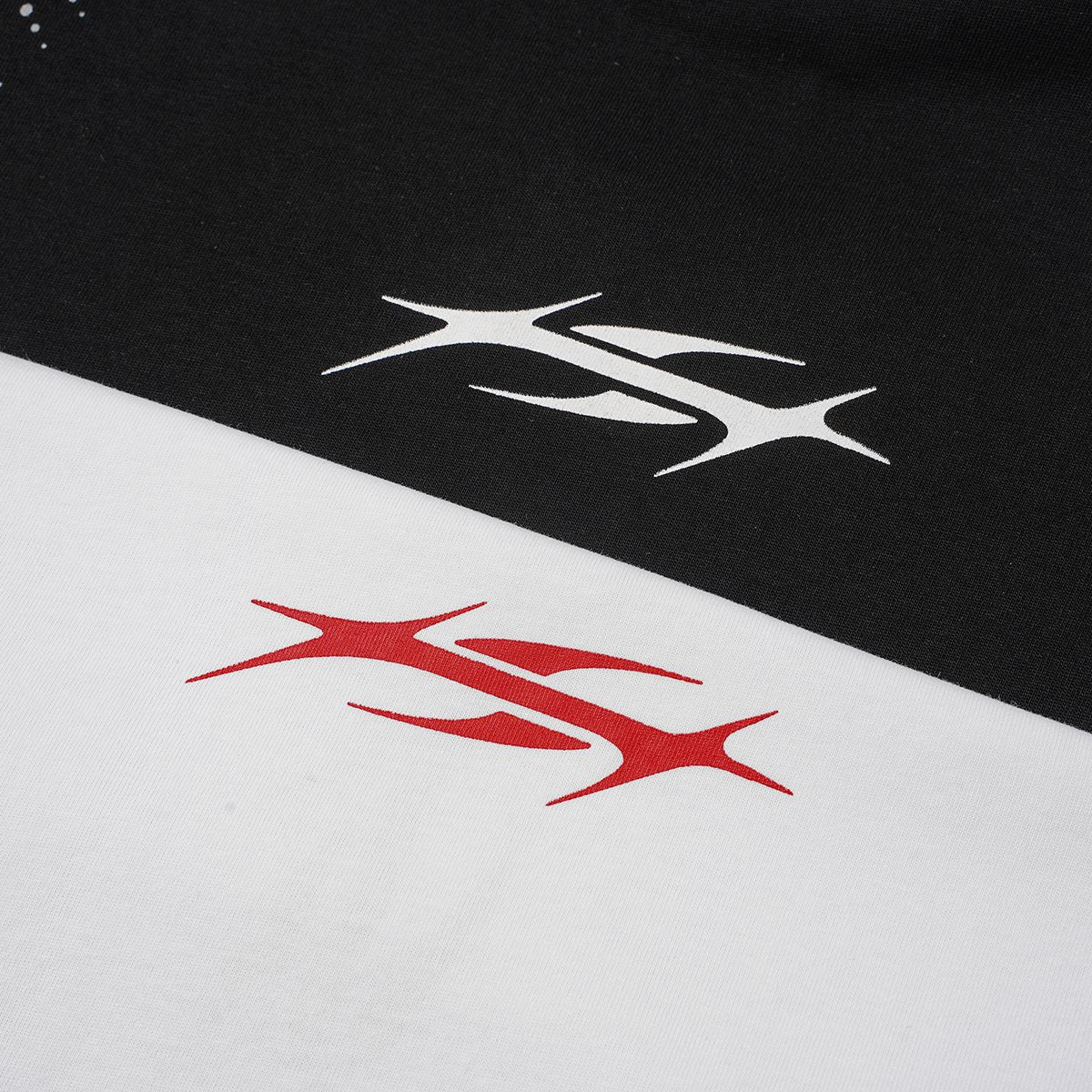 Hellstar Shoulder Graphic Dot Detail T-Shirt — fabric_closeup