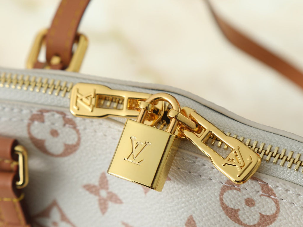 Louis Vuitton Squire Cream Monogram Handbag — detail