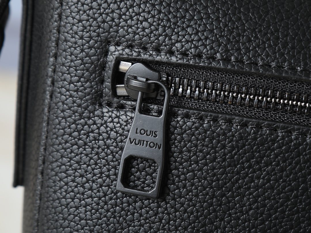 Louis Vuitton Speed Black Leather Messenger Bag — detail