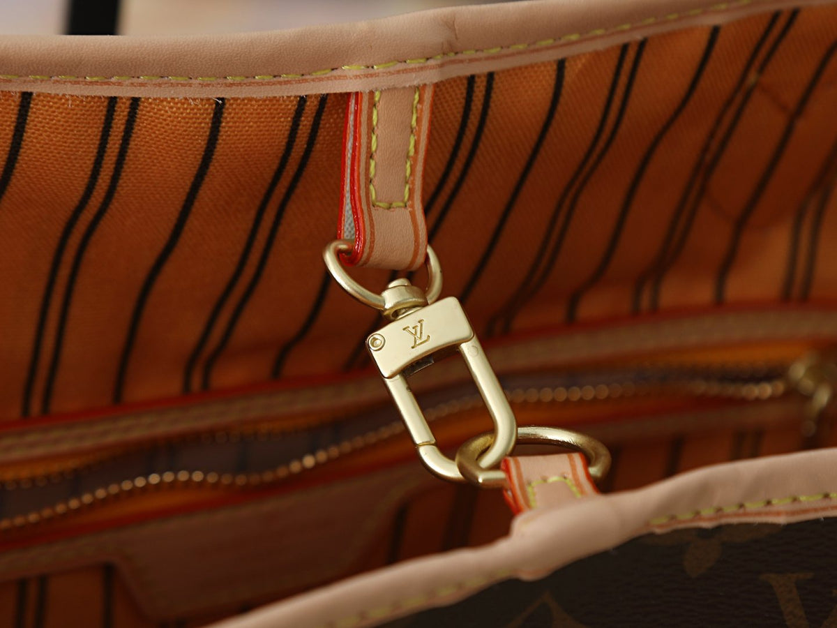 Louis Vuitton Neverfull Bandoulière Inside Out Reversible Tote — detail