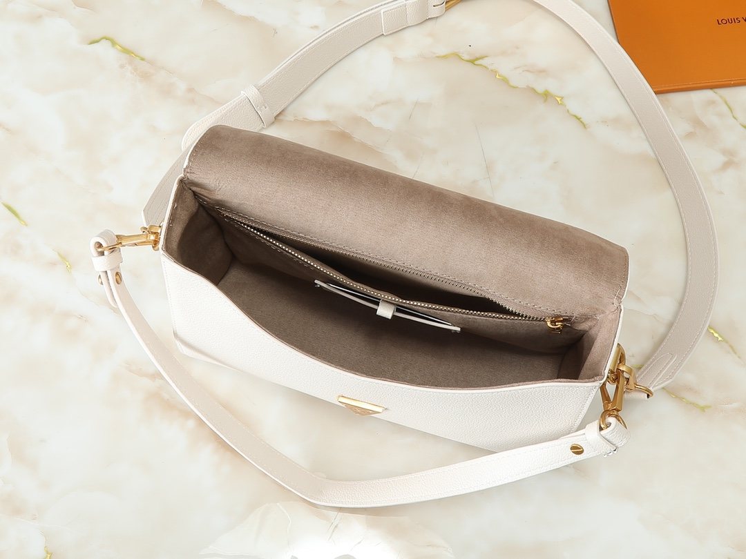 Louis Vuitton Soft Twist White Leather Shoulder Bag — detail