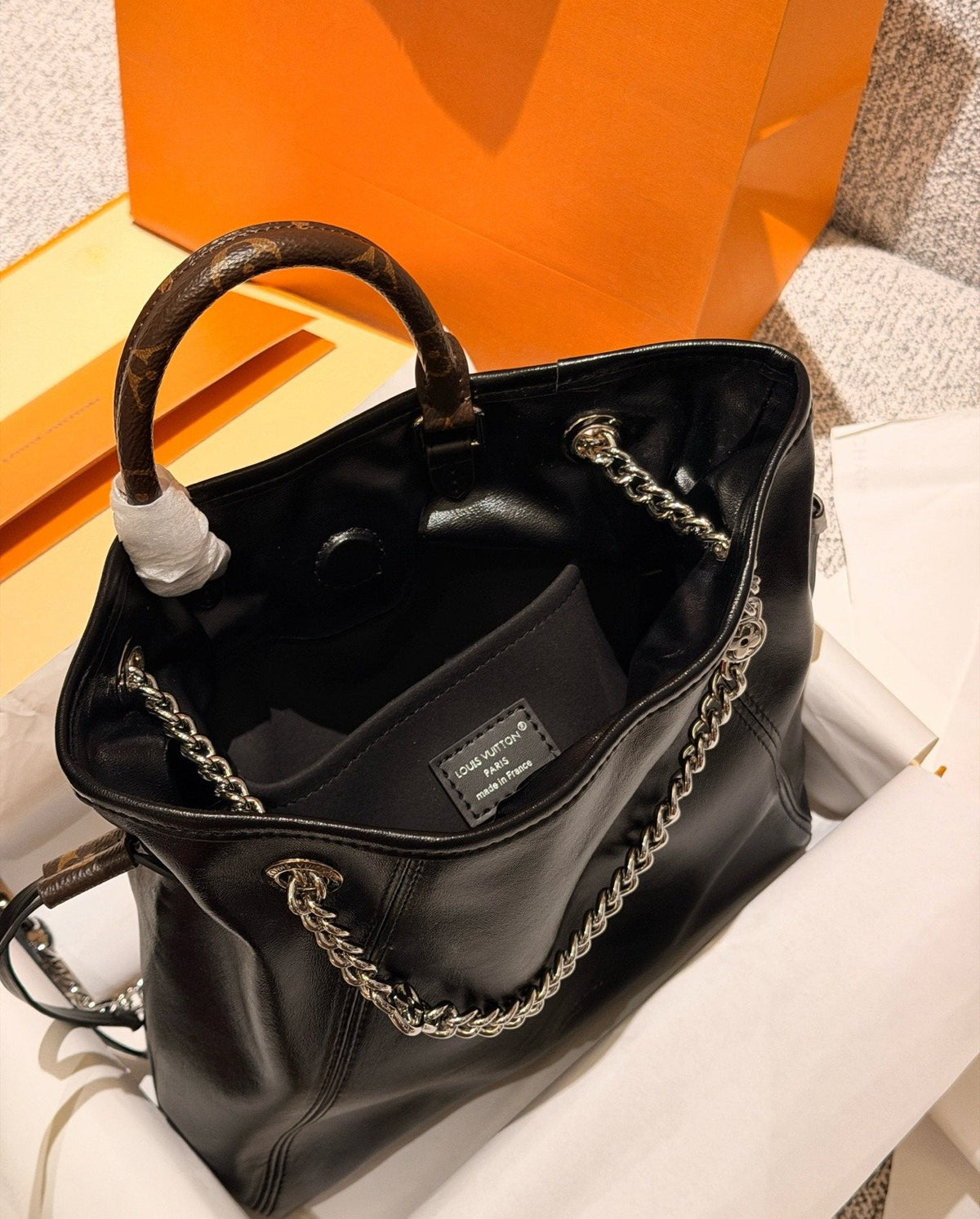 Louis Vuitton Off Duty Black Chain Handbag — detail