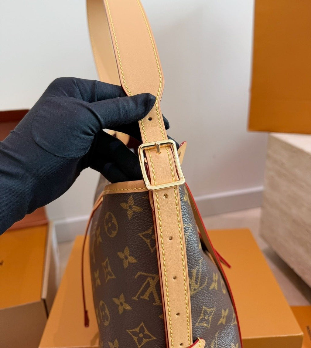 Louis Vuitton Carryall Monogram Shoulder Bag — detail