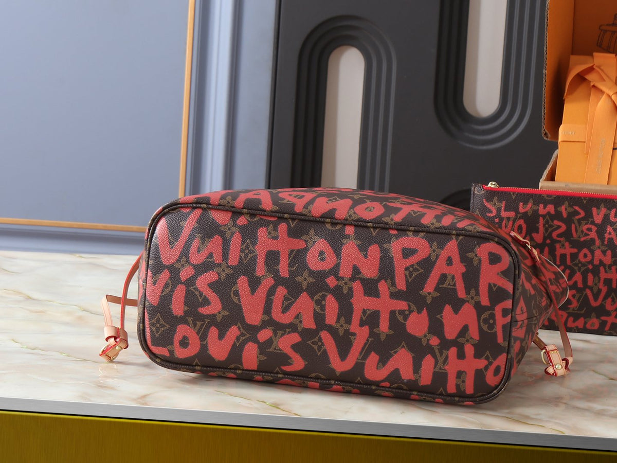 Louis Vuitton Neverfull Monogram Tote — detail