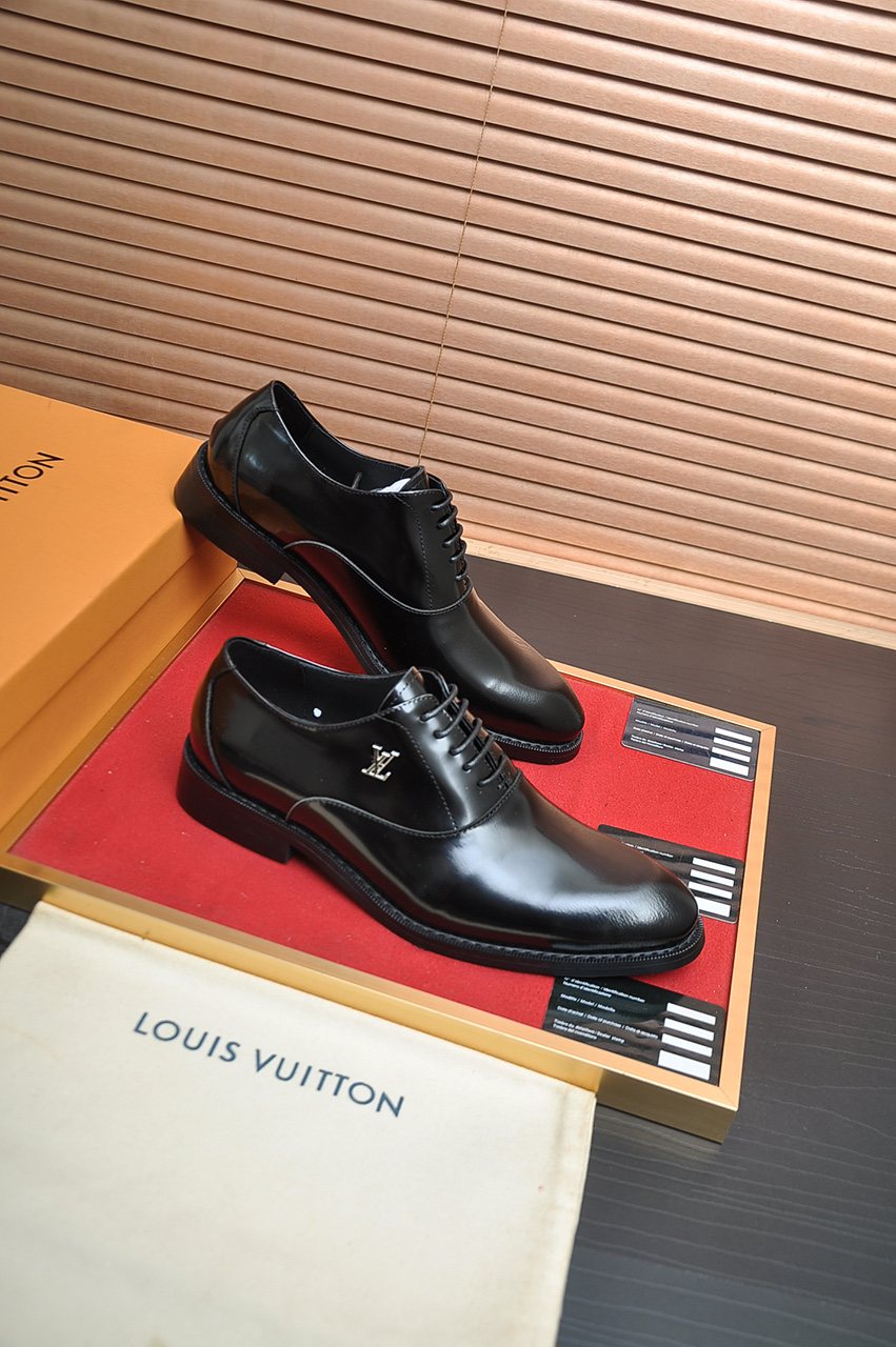 Louis Vuitton Plain-Toe Lace-Up Dress Shoes — front