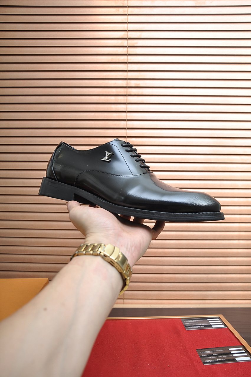 Louis Vuitton Plain-Toe Lace-Up Dress Shoes — model
