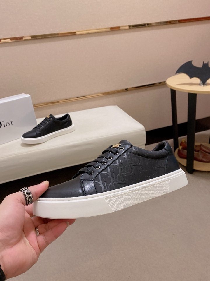 Dior Men's Low-Top Lace-Up Sneakers — model
