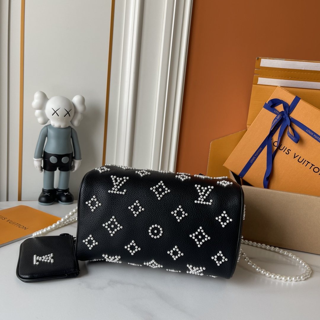 Louis Vuitton Speedy Bandoulière Pearl-Like Motif Satchel — detail