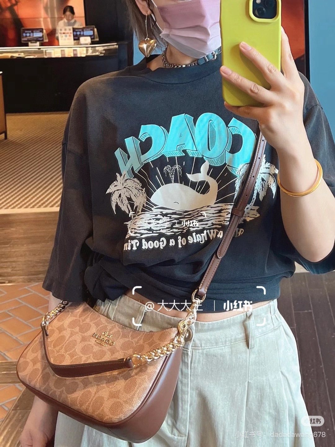 Rounded Patterned Shoulder Bag with Gold-Tone Chain — model