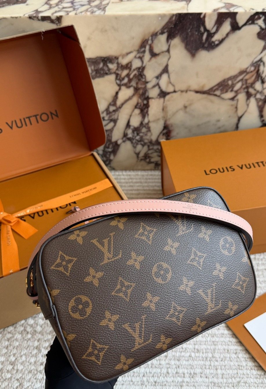 Louis Vuitton Neonoe Monogram Bucket Bag — detail