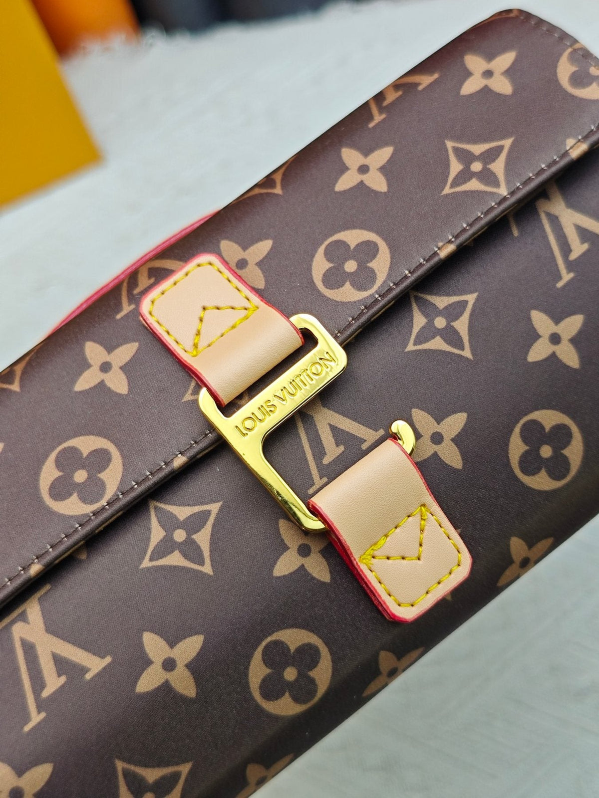 Louis Vuitton Hanging 2 Compartments Monogram Toiletry Bag — detail