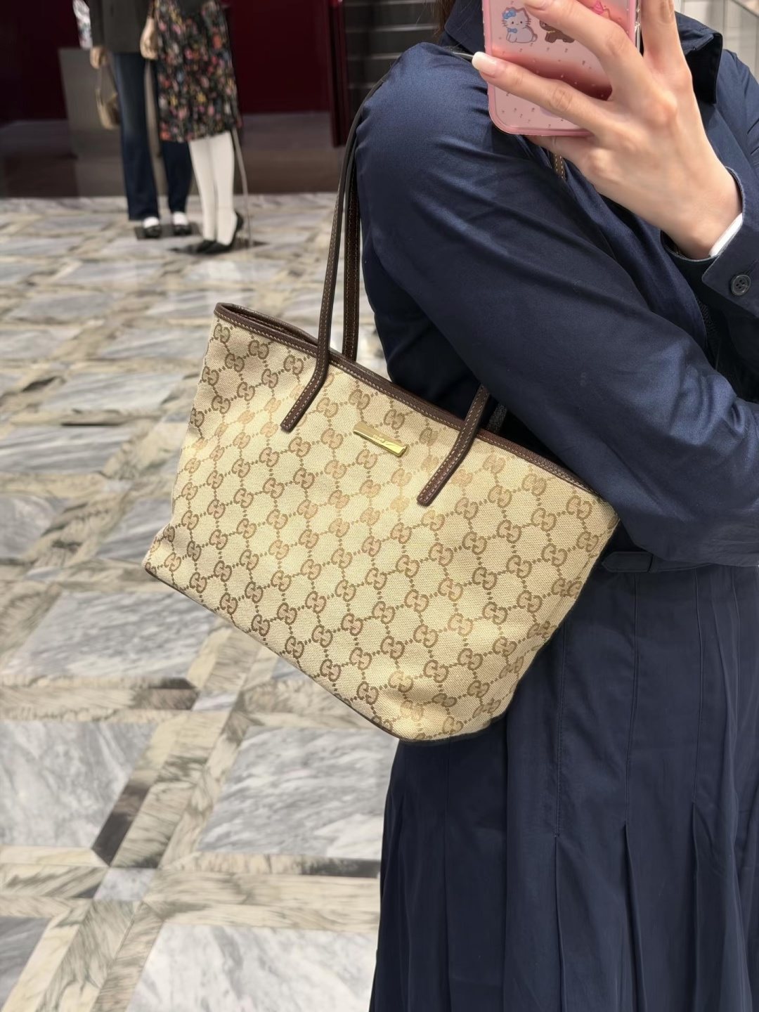 Gucci Essence GG Pattern Tote Bag — model